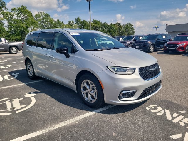 Used 2024 Chrysler Pacifica Limited FWD image 3