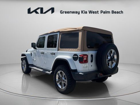 Used 2018 Jeep Wrangler Unlimited Sahara AWD/4WD image 5