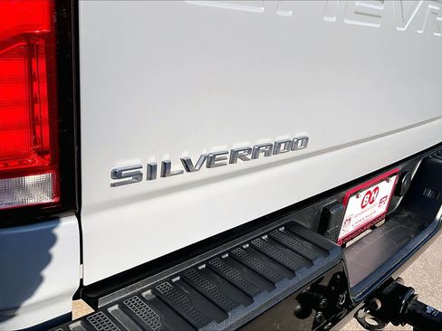 Used 2025 Chevrolet Silverado 2500 ZR2 w/ Technology Package image 30