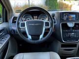 Used 2016 Chrysler Town & Country Touring image 5