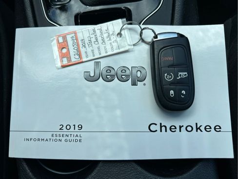 Certified 2019 Jeep Cherokee Overland AWD/4WD image 18