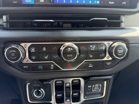 Used 2025 Jeep Wrangler Unlimited Sahara AWD/4WD image 25
