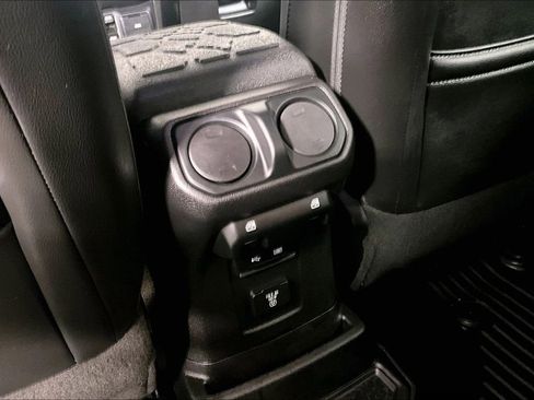 Used 2018 Jeep Wrangler Unlimited Sahara image 33