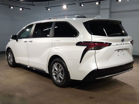 Certified 2024 Toyota Sienna Limited FWD image 5
