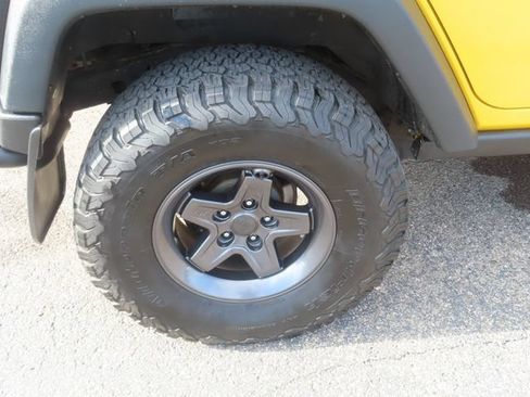 Used 2015 Jeep Wrangler Unlimited Rubicon w/ Connectivity Group AWD/4WD image 16