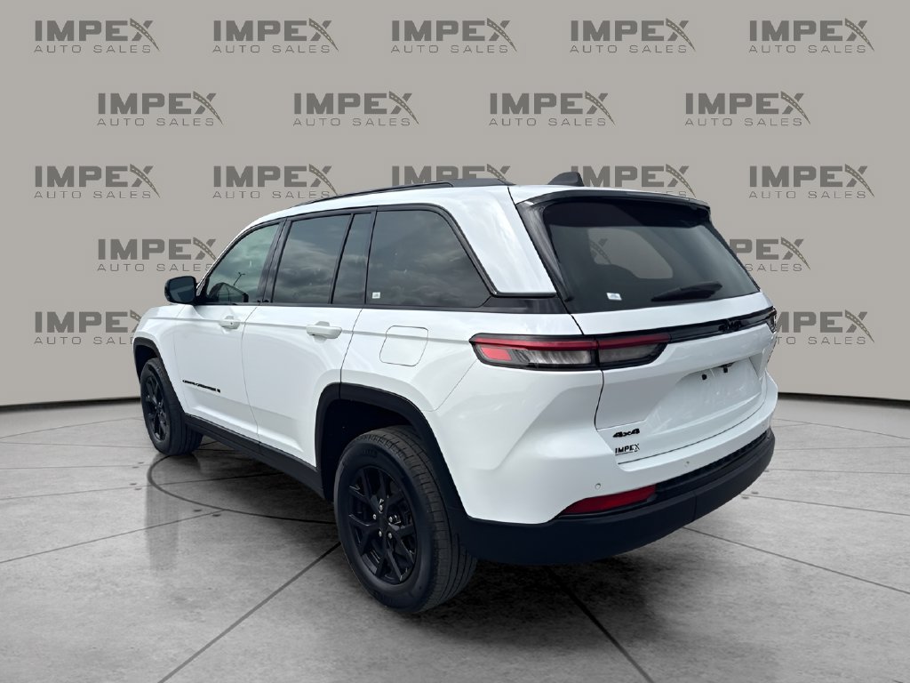 Used 2025 Jeep Grand Cherokee Altitude AWD/4WD image 2