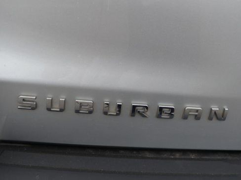 Used 2017 Chevrolet Suburban LT image 9