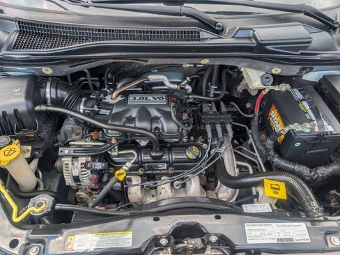 Used 2008 Chrysler Town & Country Touring FWD image 17