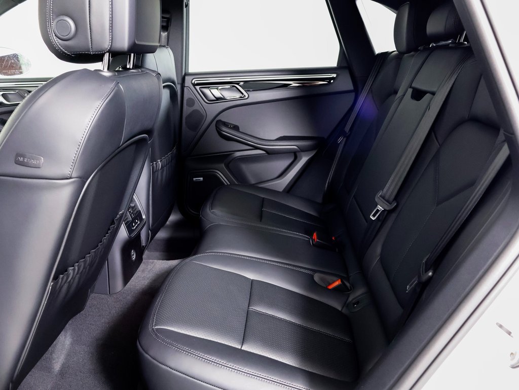 Certified 2025 Porsche Macan AWD/4WD image 9