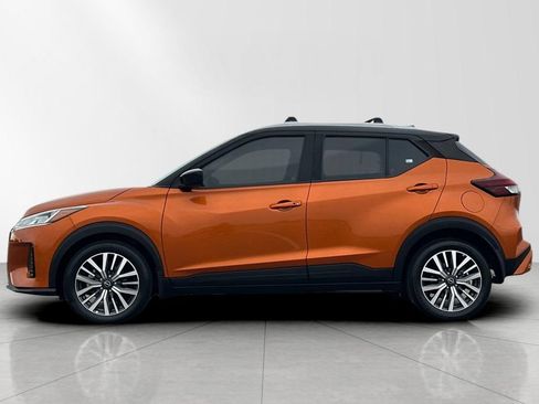 Used 2023 Nissan Kicks SV w/ Exterior Package FWD image 3