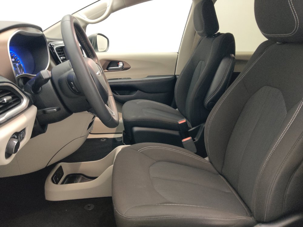 Used 2023 Chrysler Voyager LX FWD image 17