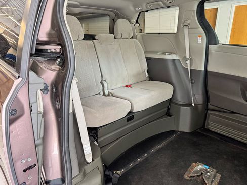 Used 2018 Toyota Sienna LE FWD image 27