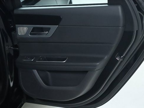 Used 2018 Jaguar XF Premium image 33