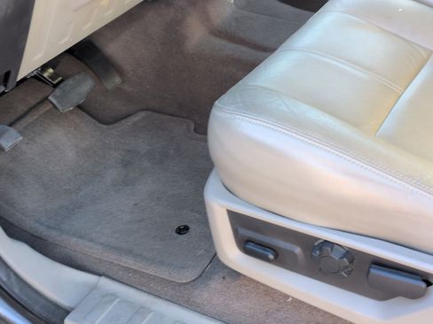 Used 2010 Ford F250 Lariat image 17