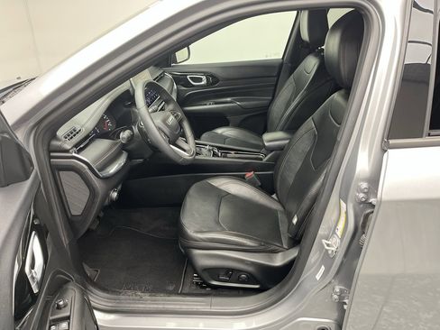 Used 2023 Jeep Compass Limited image 3