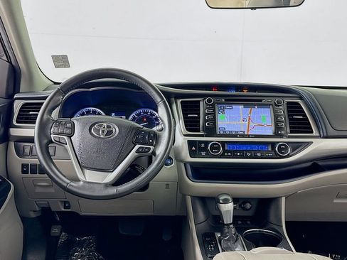 Used 2019 Toyota Highlander XLE AWD/4WD image 13