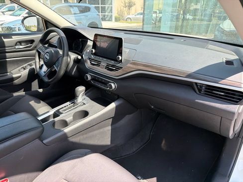 Used 2025 Nissan Altima 2.5 SV FWD image 30