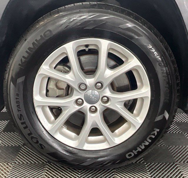 Used 2017 Jeep Cherokee Latitude w/ Comfort/Convenience Group AWD/4WD image 19