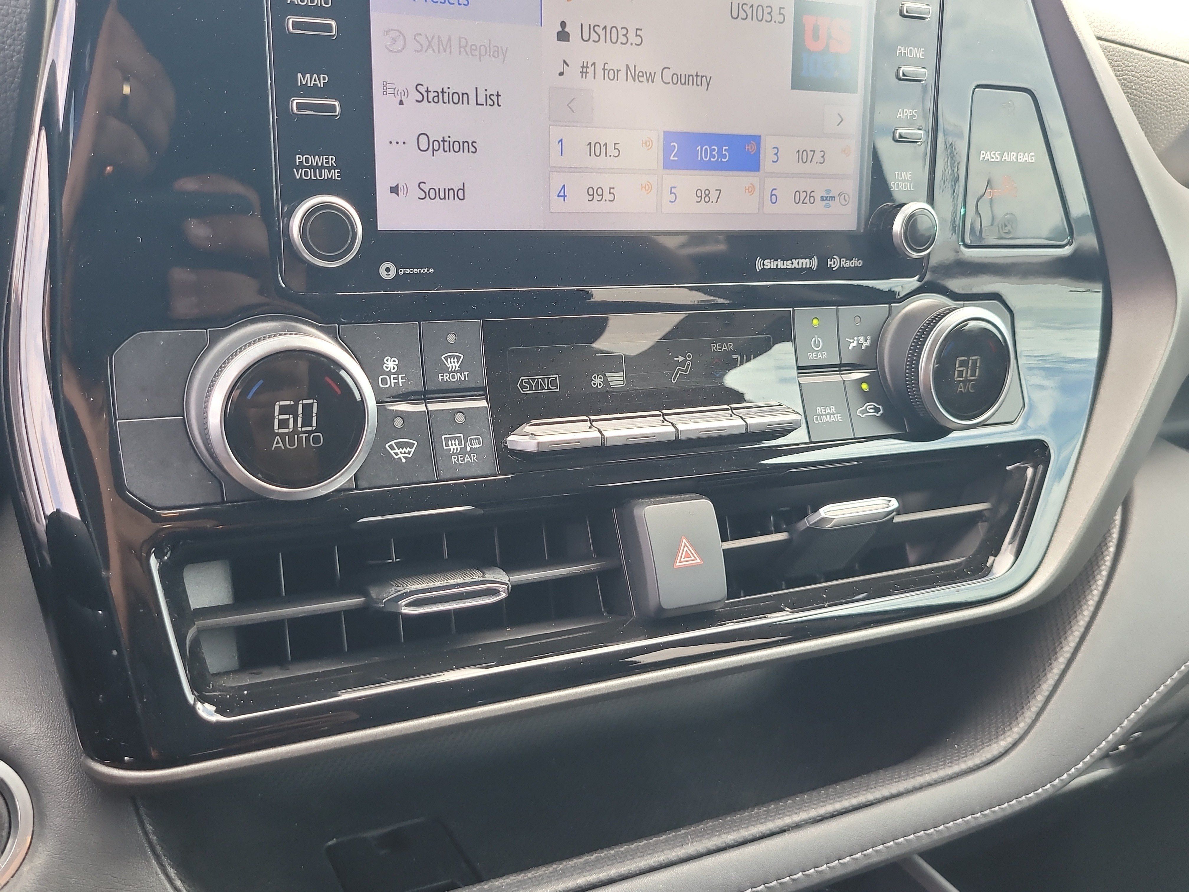 Used 2021 Toyota Highlander LE FWD image 23