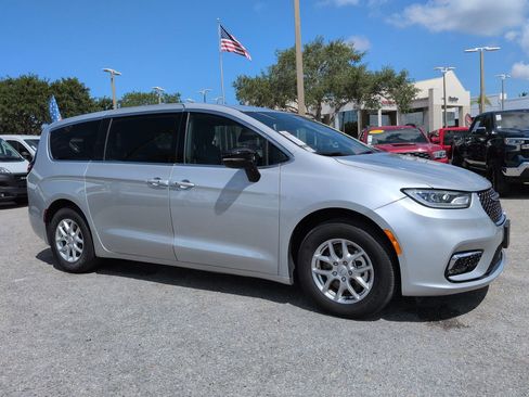 Used 2026 Chrysler Pacifica Select FWD image 2