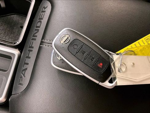 Used 2024 Nissan Pathfinder SV image 14