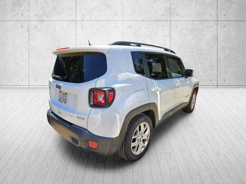 Used 2018 Jeep Renegade Latitude FWD image 11