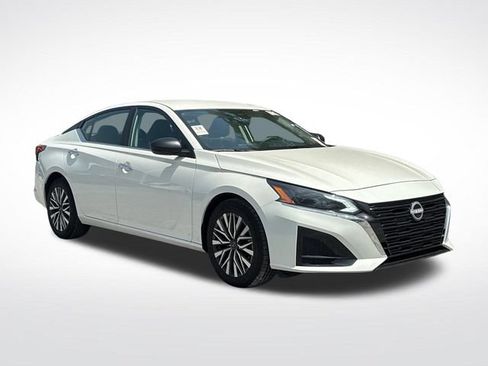 Used 2025 Nissan Altima 2.5 SV FWD image 9