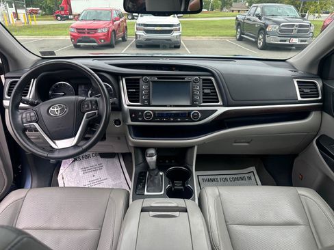 Used 2015 Toyota Highlander Limited w/ Driver Technology Package AWD/4WD image 14