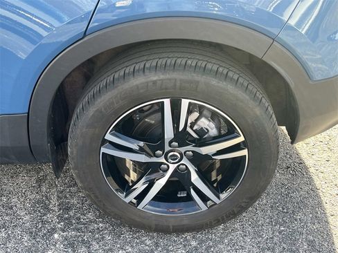 Used 2025 Volvo XC40 B5 Core w/ Climate Package image 11