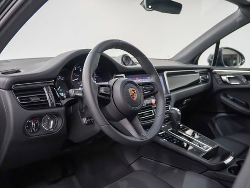 Certified 2025 Porsche Macan image 4