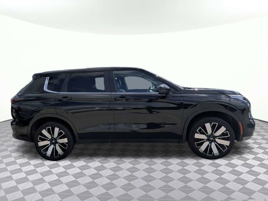 Used 2025 Mitsubishi Outlander SE FWD image 2