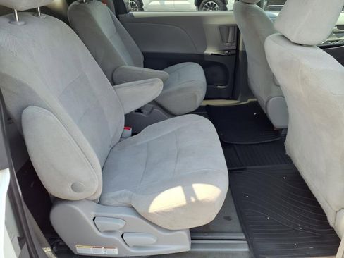 Used 2020 Toyota Sienna L image 28
