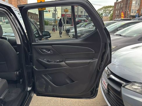 Used 2021 Chevrolet Traverse LT image 11