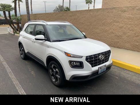 Used 2025 Hyundai Venue SEL FWD image 3