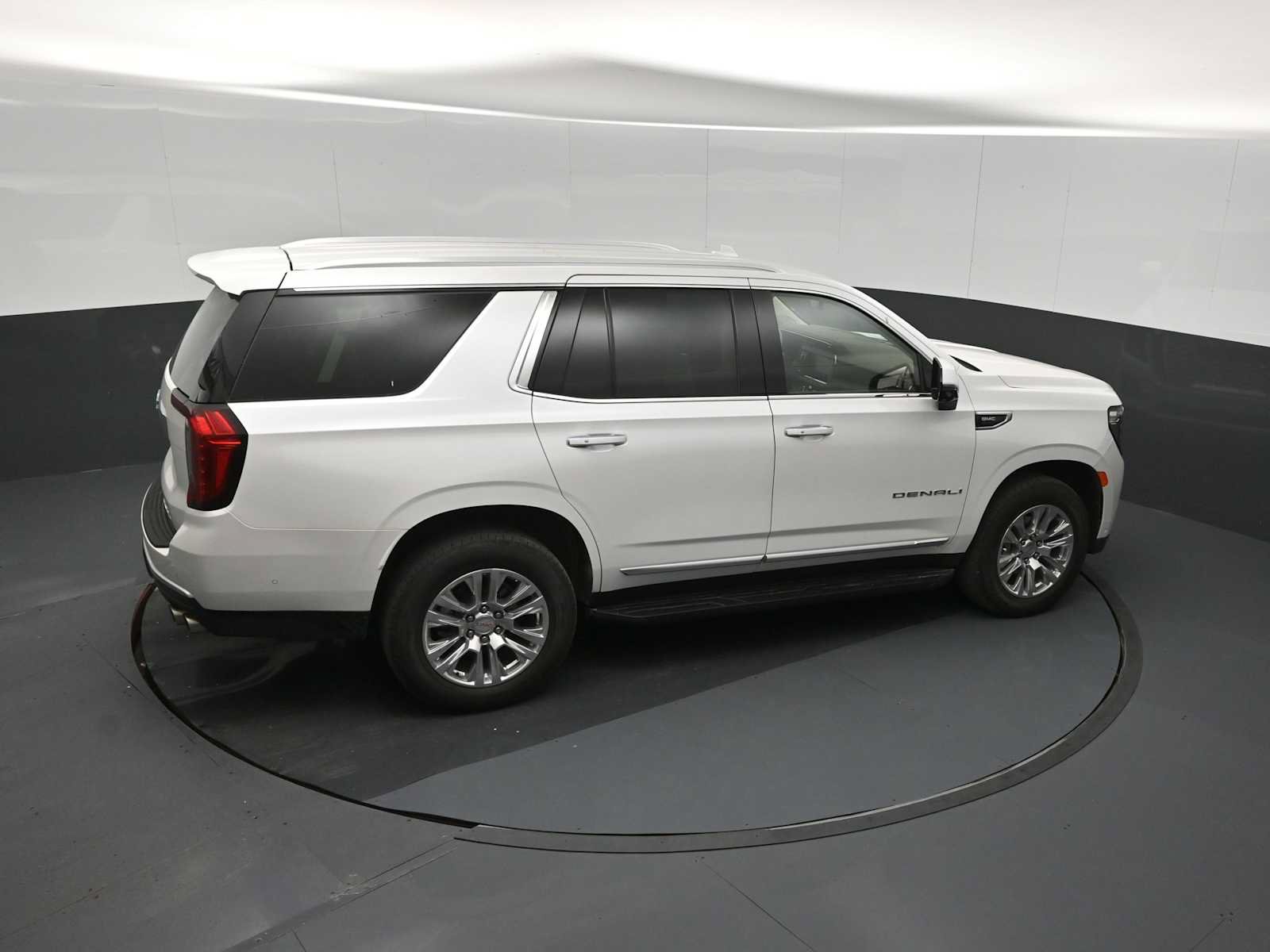 Used 2024 GMC Yukon Denali w/ Advanced Technology Package AWD/4WD image 24