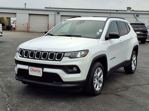 Certified 2025 Jeep Compass Latitude AWD/4WD image 2