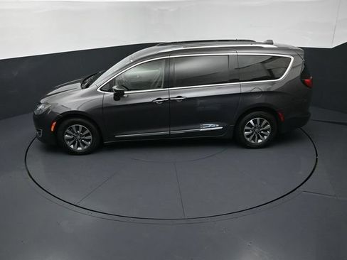 Used 2020 Chrysler Pacifica Touring-L Plus w/ Advanced Safetytec Group FWD image 15