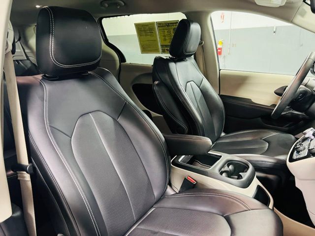 Used 2024 Chrysler Pacifica Touring-L FWD image 33