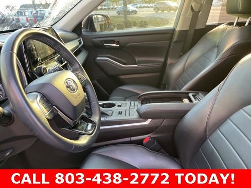 Used 2021 Toyota Highlander XLE image 8