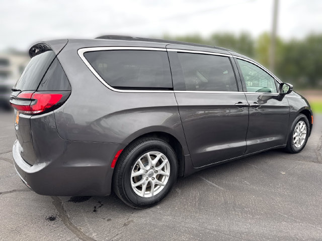 Used 2022 Chrysler Pacifica Touring-L FWD image 5
