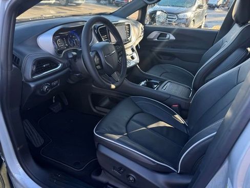 New 2026 Chrysler Pacifica Limited w/ S Appearance Package image 16