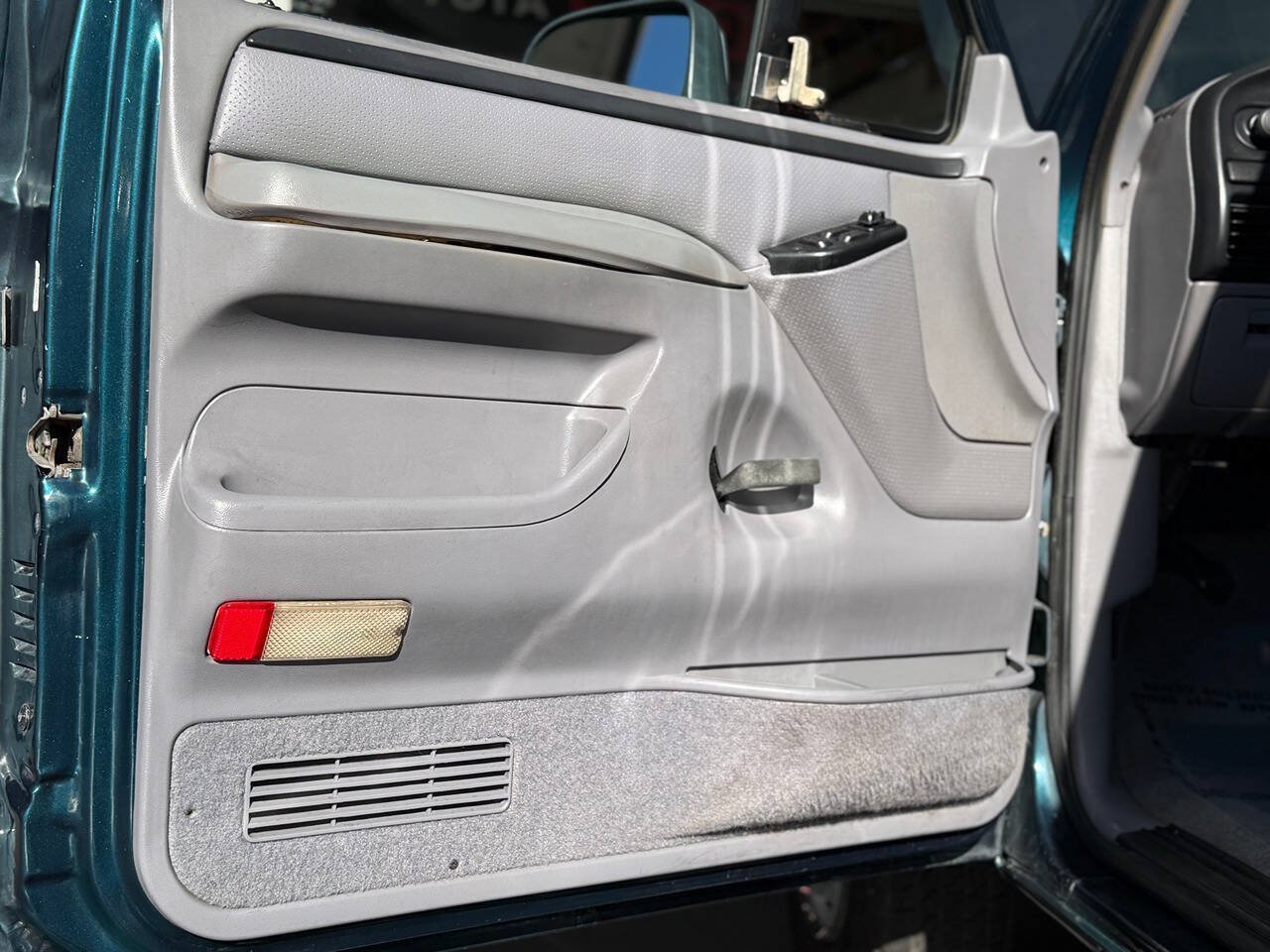 Used 1996 Ford F250 2WD SuperCab image 4