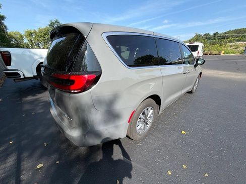 Used 2025 Chrysler Pacifica Select FWD image 3