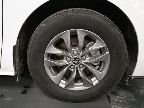 Certified 2025 Toyota Sienna LE image 31