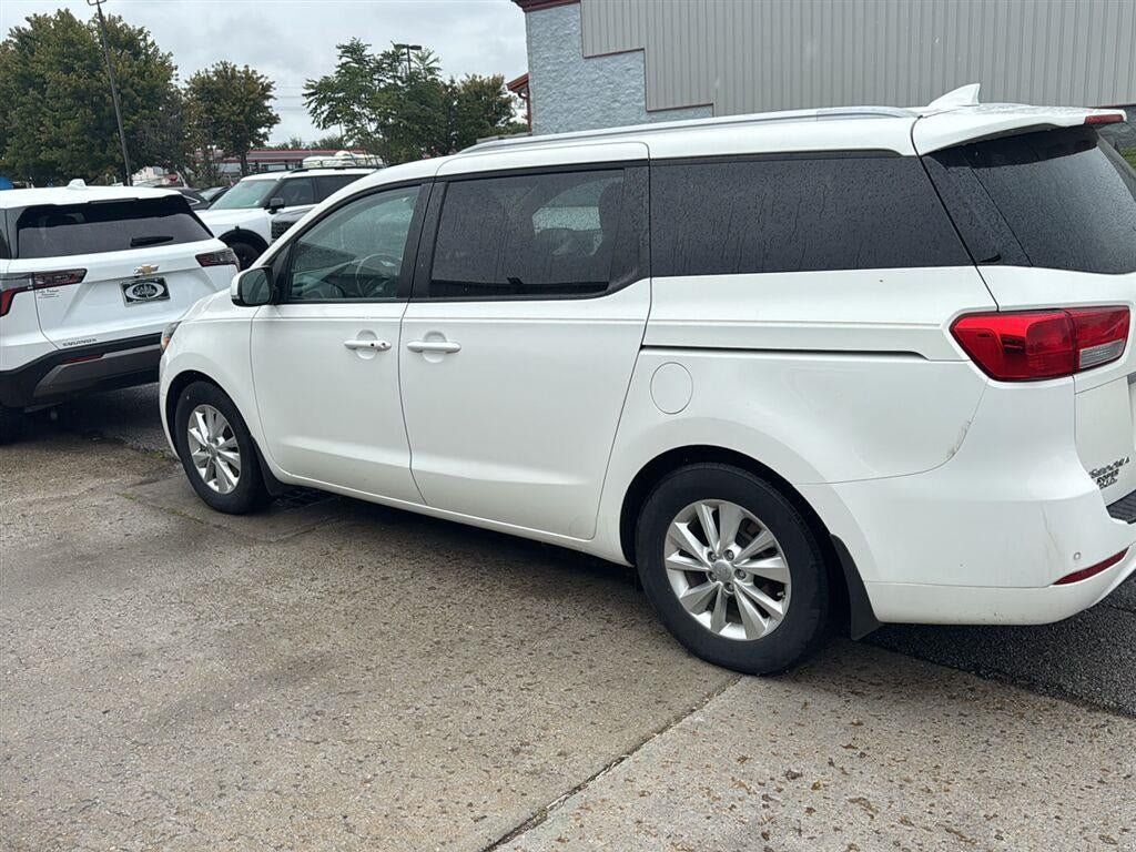 Used 2017 Kia Sedona LX w/ LX Essentials Premium Package FWD image 3