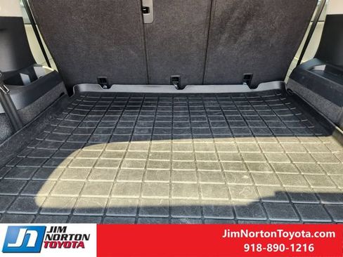 Used 2023 Volkswagen Tiguan SE w/ Panoramic Sunroof Package FWD image 32