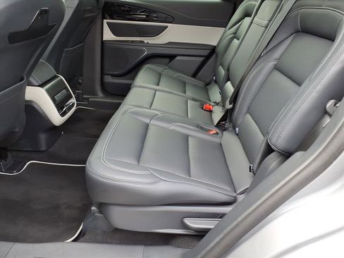 Used 2025 Lincoln Nautilus Premier image 12