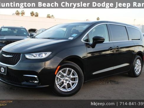 Used 2023 Chrysler Pacifica Touring-L image 8