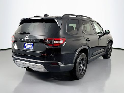 Certified 2025 Honda Pilot TrailSport image 5