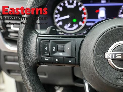 Used 2022 Nissan Rogue SV image 14